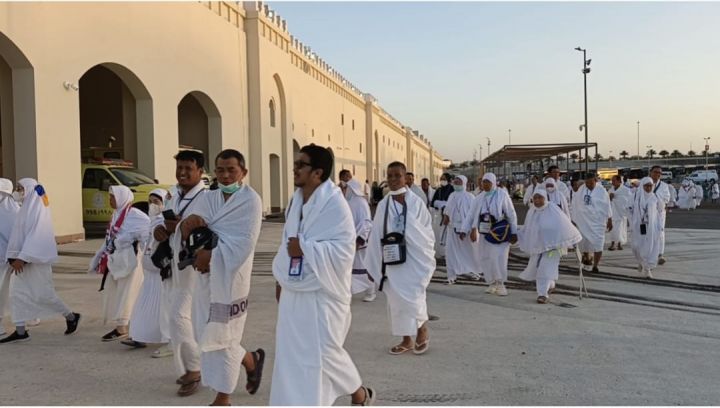 Calon Jemaah Haji Indonesia tiba di Masjid Bir Ali/Dzul Hulaifah untuk mengambil mikat. Misbahol Munir/Media Center Haji